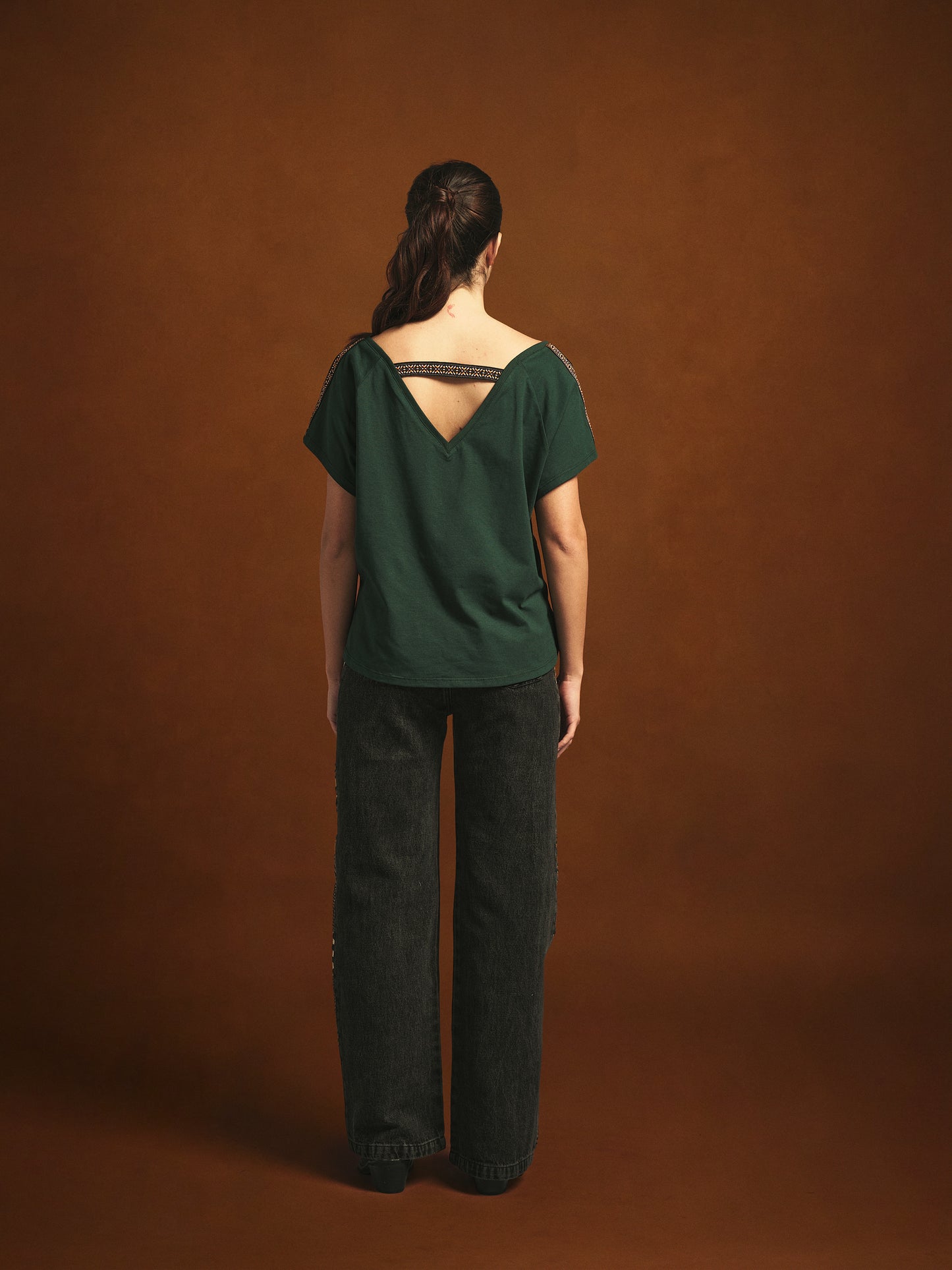 CAMISETA CUELLO V OVERSIZE GRECIA VERDE MEDIO ARABESCO